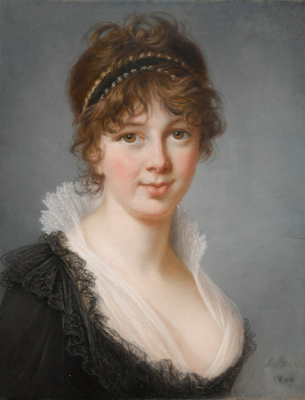 Retrato de uma mulher jovem de cabelos castanhos cacheados, vestindo um vestido preto com detalhes em renda branca e uma tiara, com fundo cinza. Atribuído a Elisabeth Vigée Le Brun.