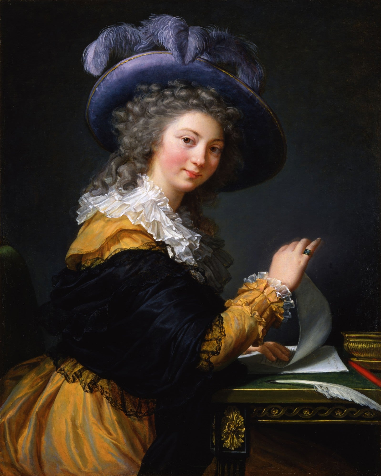 Retrato de mulher jovem de cabelos cacheados, vestindo um chapéu azul com plumas, blusa amarela com detalhes em renda branca e preta, sentada à mesa e escrevendo. Obra de Elisabeth Louise Vigée Le Brun.