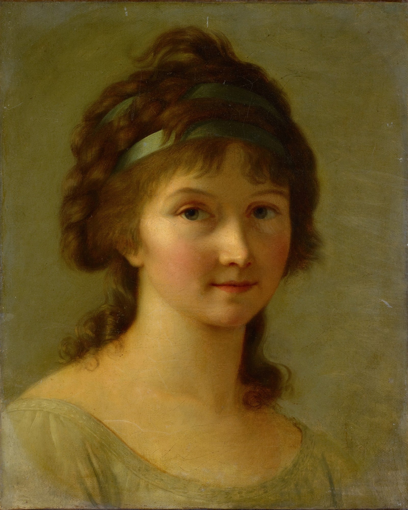 Retrato de uma jovem mulher com cabelos castanhos e fita verde na cabeça, vestindo uma túnica clara, com uma expressão serena e olhos azuis.