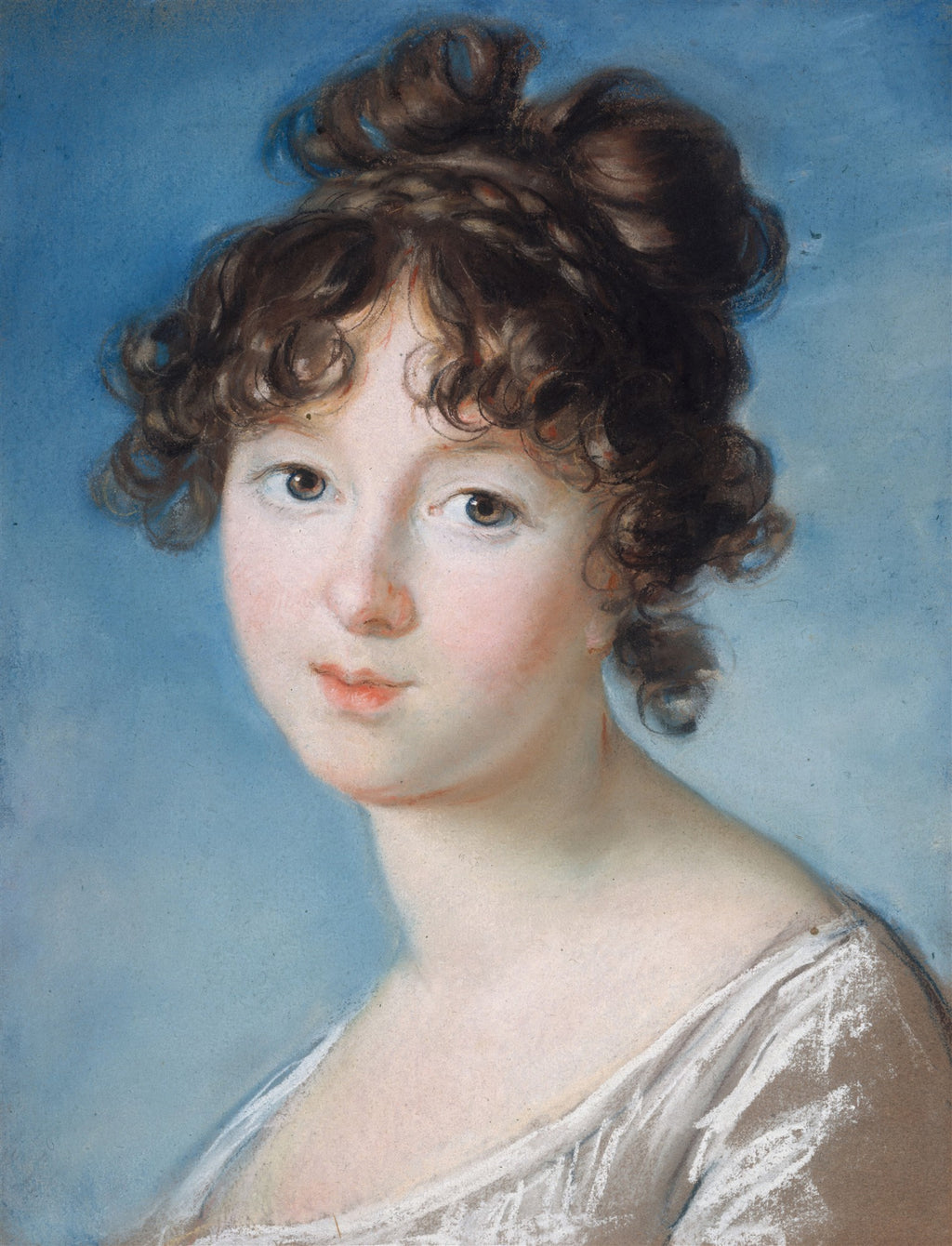 Retrato de uma jovem mulher com cabelos castanhos cacheados e olhos expressivos, vestindo um vestido claro, contra um fundo azul suave. Atribuído a Elisabeth Louise Vigée Le Brun, com pinceladas delicadas de pastel.