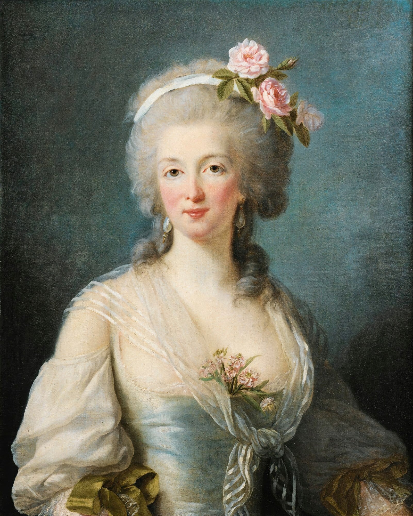 Retrato de uma mulher com cabelos empoados adornados com rosas cor-de-rosa, vestindo um vestido de seda azul claro e xale transparente, com um fundo azul esverdeado escuro. Estilo Rococó.