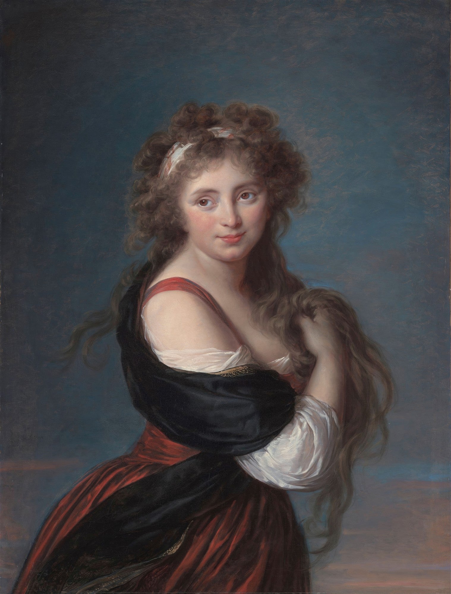 Retrato de uma jovem mulher com cabelos cacheados e volumosos, vestindo um vestido vermelho e um xale preto, em um fundo azul esfumaçado, atribuído a Elisabeth Louise Vigée Le Brun.