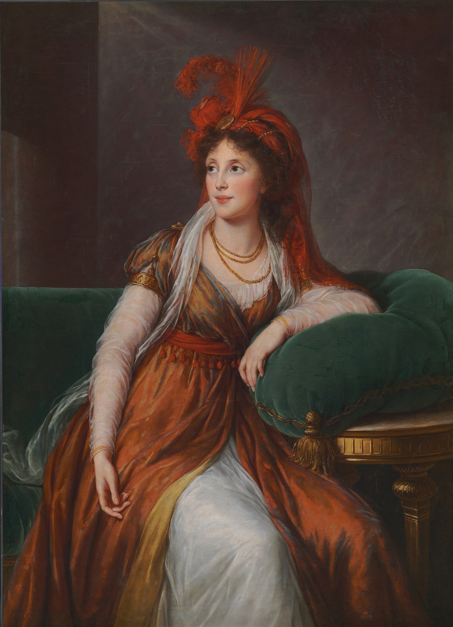 Retrato de uma mulher com turbante vermelho e penas, vestindo um vestido alaranjado, sentada em um sofá verde, atribuído a Elisabeth Louise Vigée Le Brun.