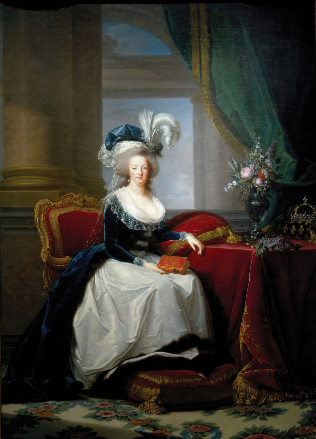 Retrato de Maria Antonieta com um vestido azul e branco, sentada em uma cadeira vermelha, segurando um livro. A rainha usa um chapéu emplumado e está em um ambiente palaciano.