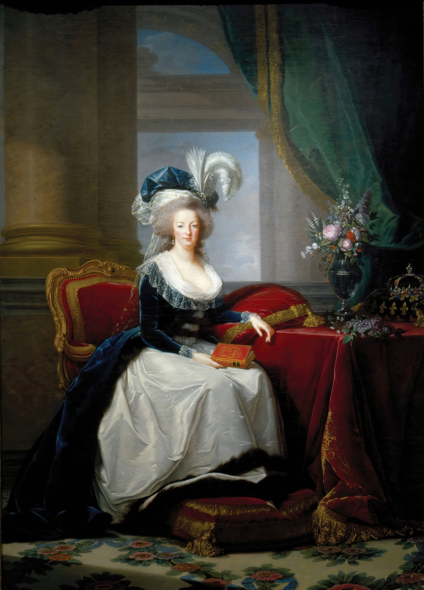 Retrato de Maria Antonieta com um vestido azul e branco, sentada em uma cadeira vermelha, segurando um livro. A rainha usa um chapéu emplumado e está em um ambiente palaciano.