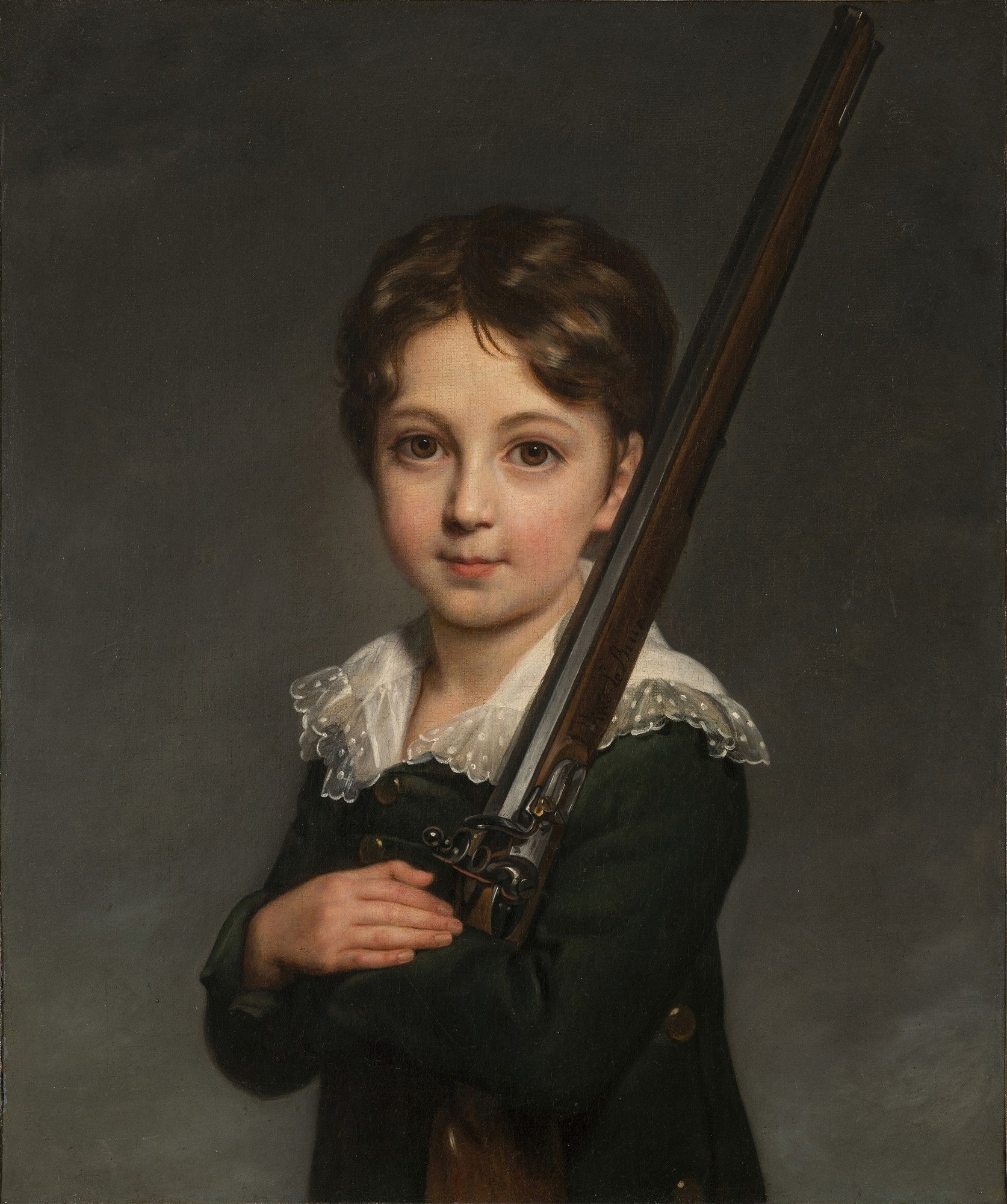 Retrato de um menino com cabelo castanho e olhos grandes, vestindo casaco verde escuro e gola de renda branca, segurando uma espingarda.
