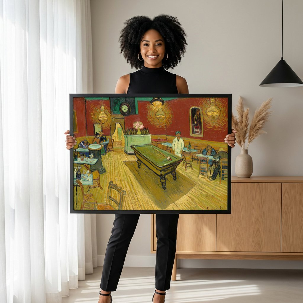 Quadro Decorativo O Café Noturno - Vincent van Gogh com modelo em ambiente