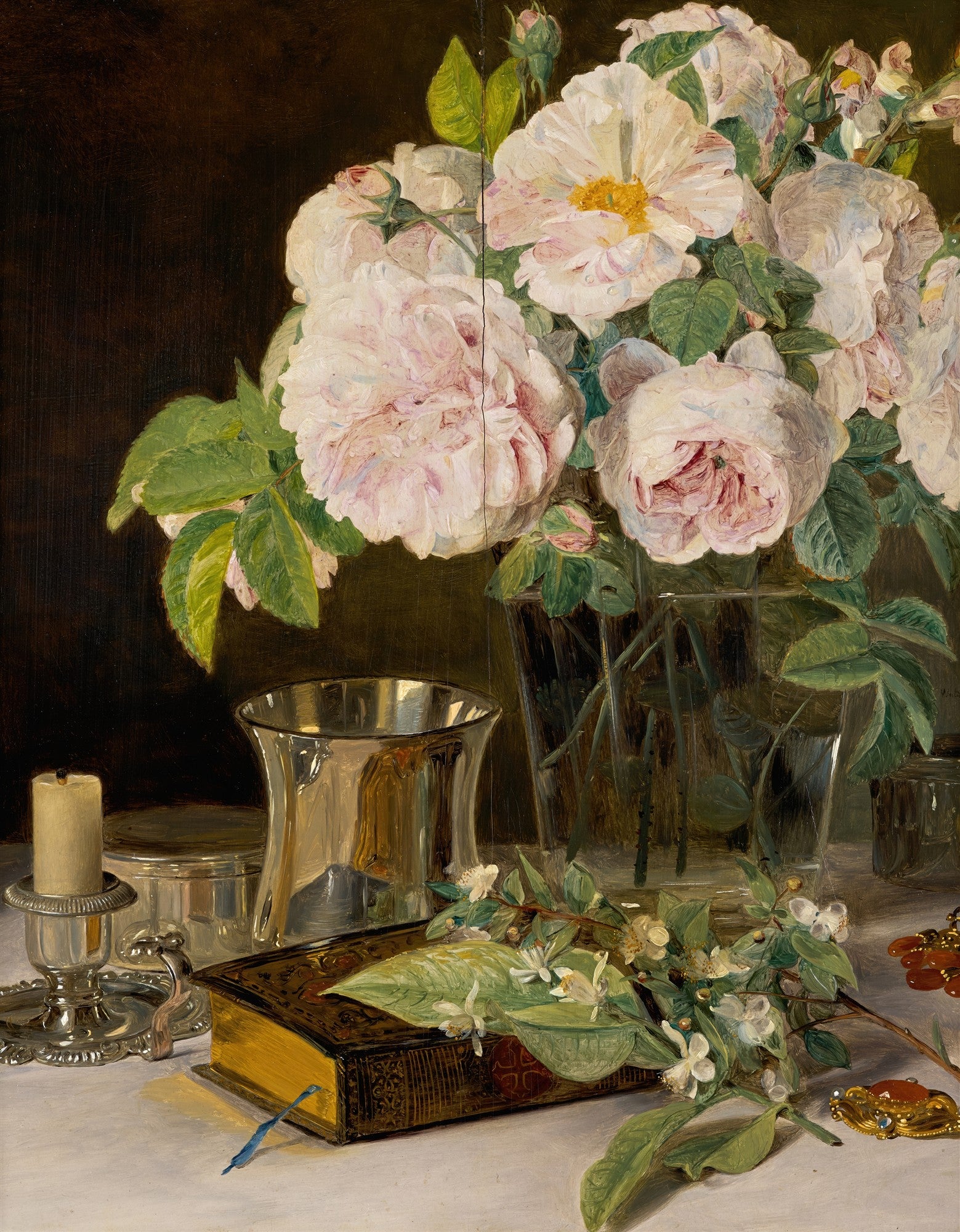 Quadro decorativo com natureza-morta de um vaso de rosas brancas e rosadas, um castiçal de prata com vela, um livro antigo e joias sobre uma mesa branca, com fundo escuro. Obra atribuída a Ferdinand Georg Waldmüller.
