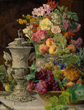 Quadro decorativo detalhado de natureza-morta com um vaso transbordando de flores coloridas, como rosas, lírios e outras, ao lado de um opulento cálice de prata. Cestas e pratos estão repletos de frutas frescas como uvas vermelhas, verdes e roxas, pêssegos, figos e um abacaxi. Tudo disposto sobre uma toalha de mesa branca, com um fundo escuro que sugere uma cena clássica.