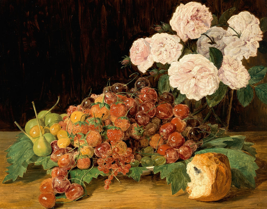 Quadro decorativo mostrando uma natureza morta com frutas vibrantes e rosas brancas e rosadas, um pão mordido e folhas verdes em um fundo escuro.