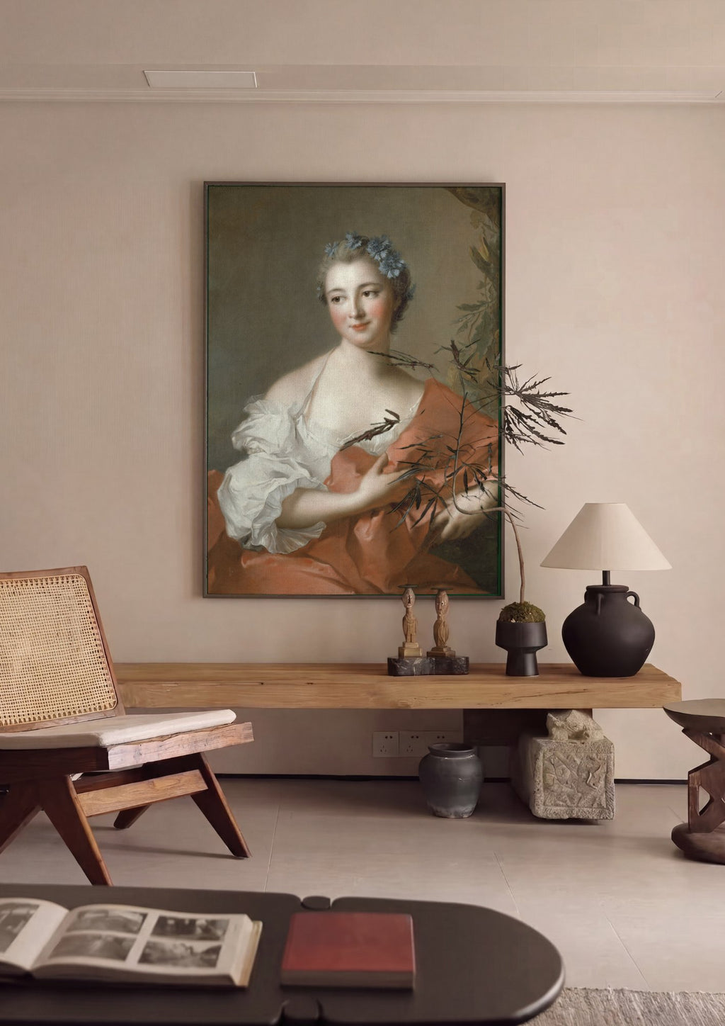 Quadro Decorativo Retrato de Dama com Flores Azuis - Jean Marc Nattier em ambiente decorado