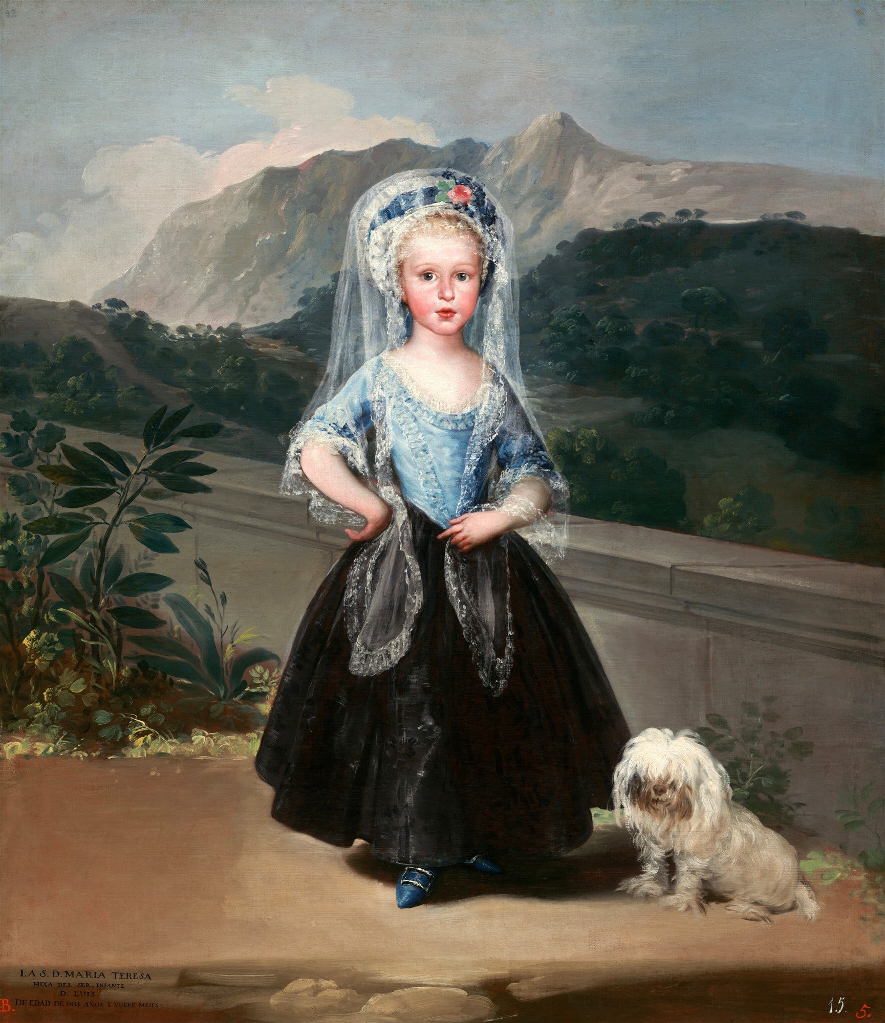 Quadro decorativo com retrato de menina criança com vestido azul e saia preta, chapéu branco e véu, acompanhada de um cão branco fofo, ao fundo montanhas e vegetação. Obra de Goya.