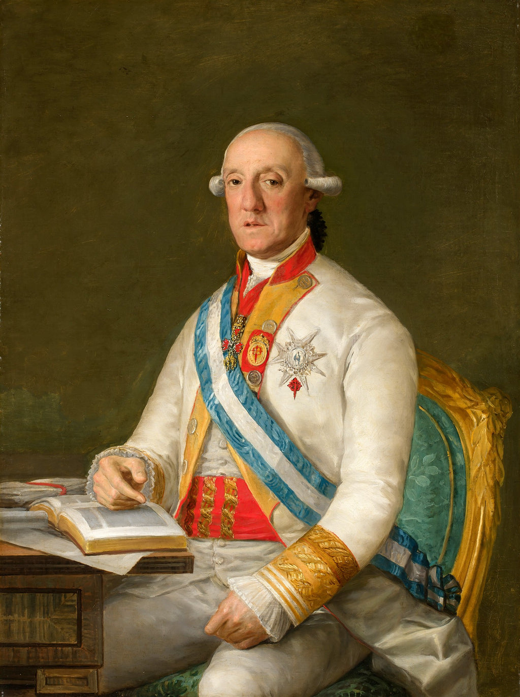 Retrato a óleo de Carlos IV da Espanha por Francisco de Goya, mostrando o monarca sentado à mesa com um livro, vestido com uniforme militar branco e faixas reais, contra um fundo verde escuro.