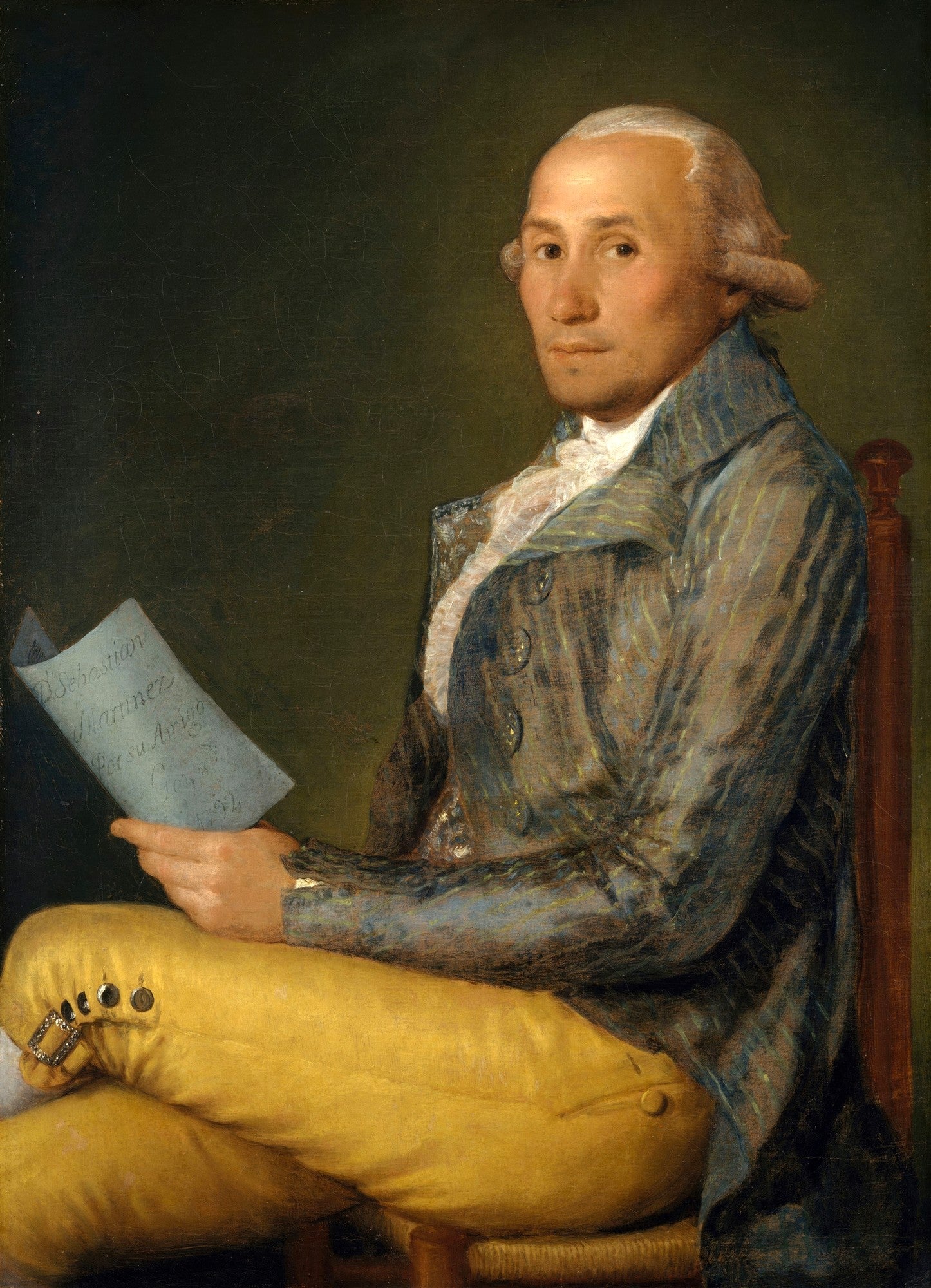 Retrato de Sebastián Martínez y Pérez por Francisco de Goya, um homem de peruca branca, casaco listrado azul e calças amarelas, sentado e segurando um papel.