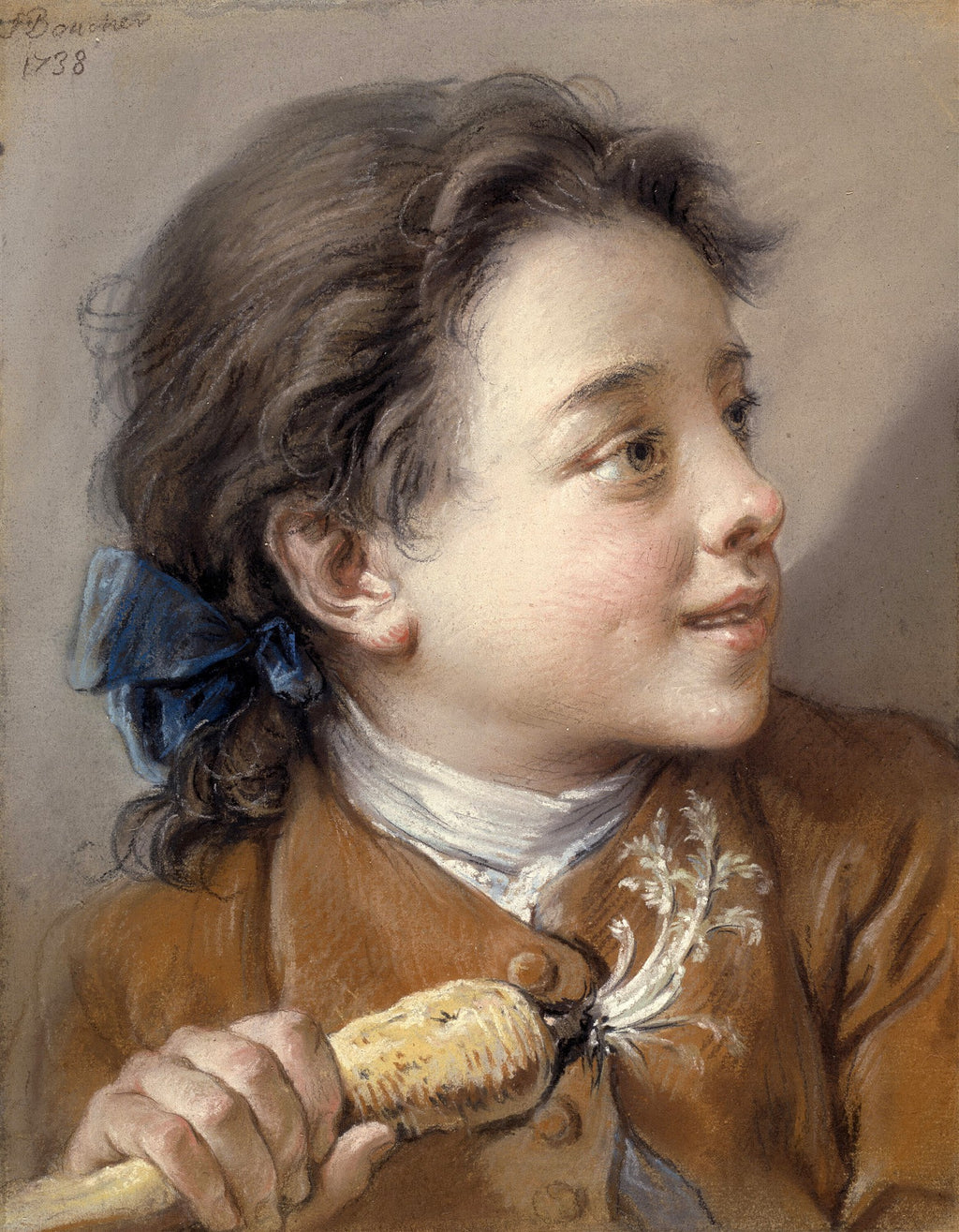 Retrato de um menino jovem com cabelo castanho e laço azul, segurando uma cenoura. Obra de François Boucher de 1738.