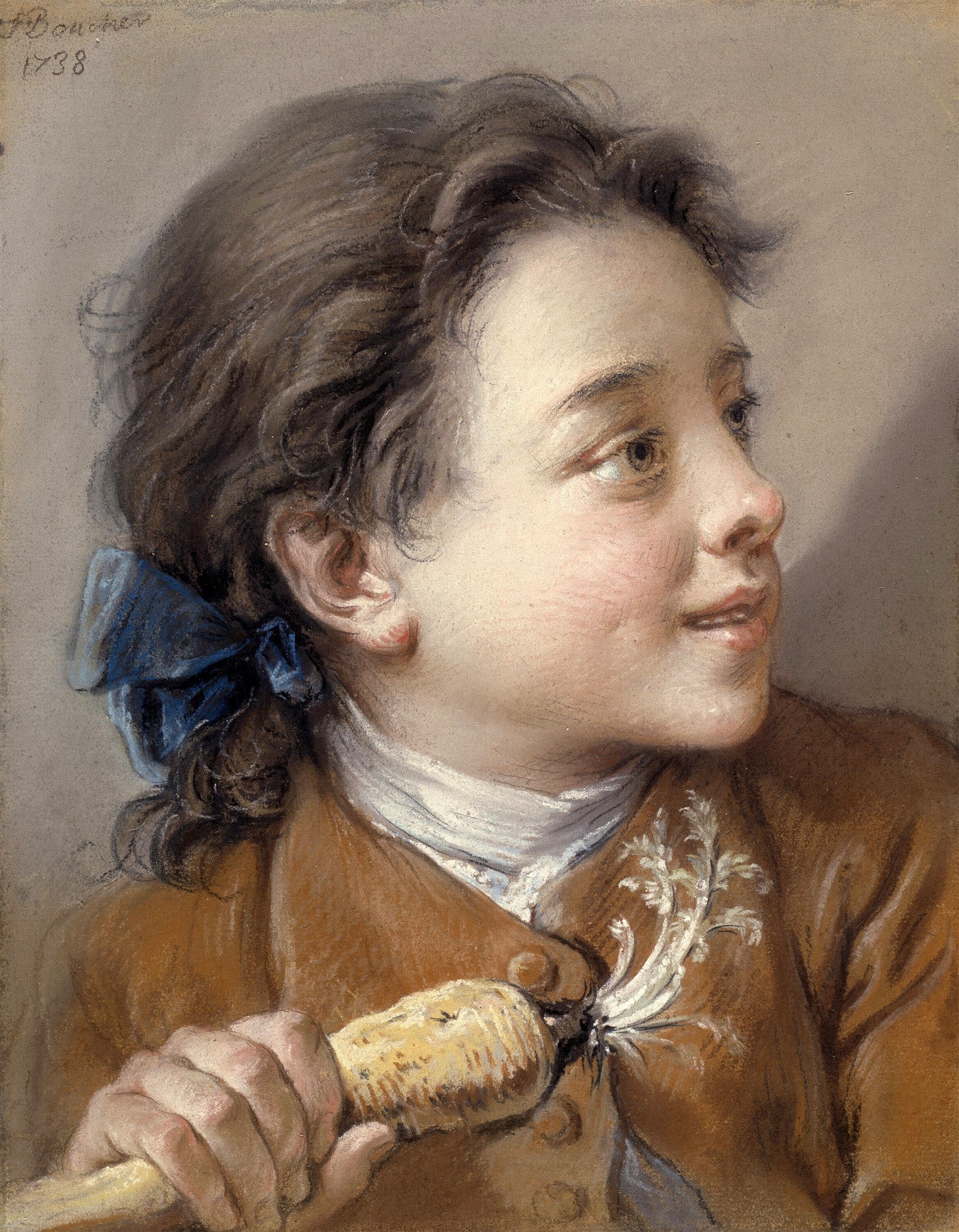 Retrato de um menino jovem com cabelo castanho e laço azul, segurando uma cenoura. Obra de François Boucher de 1738.