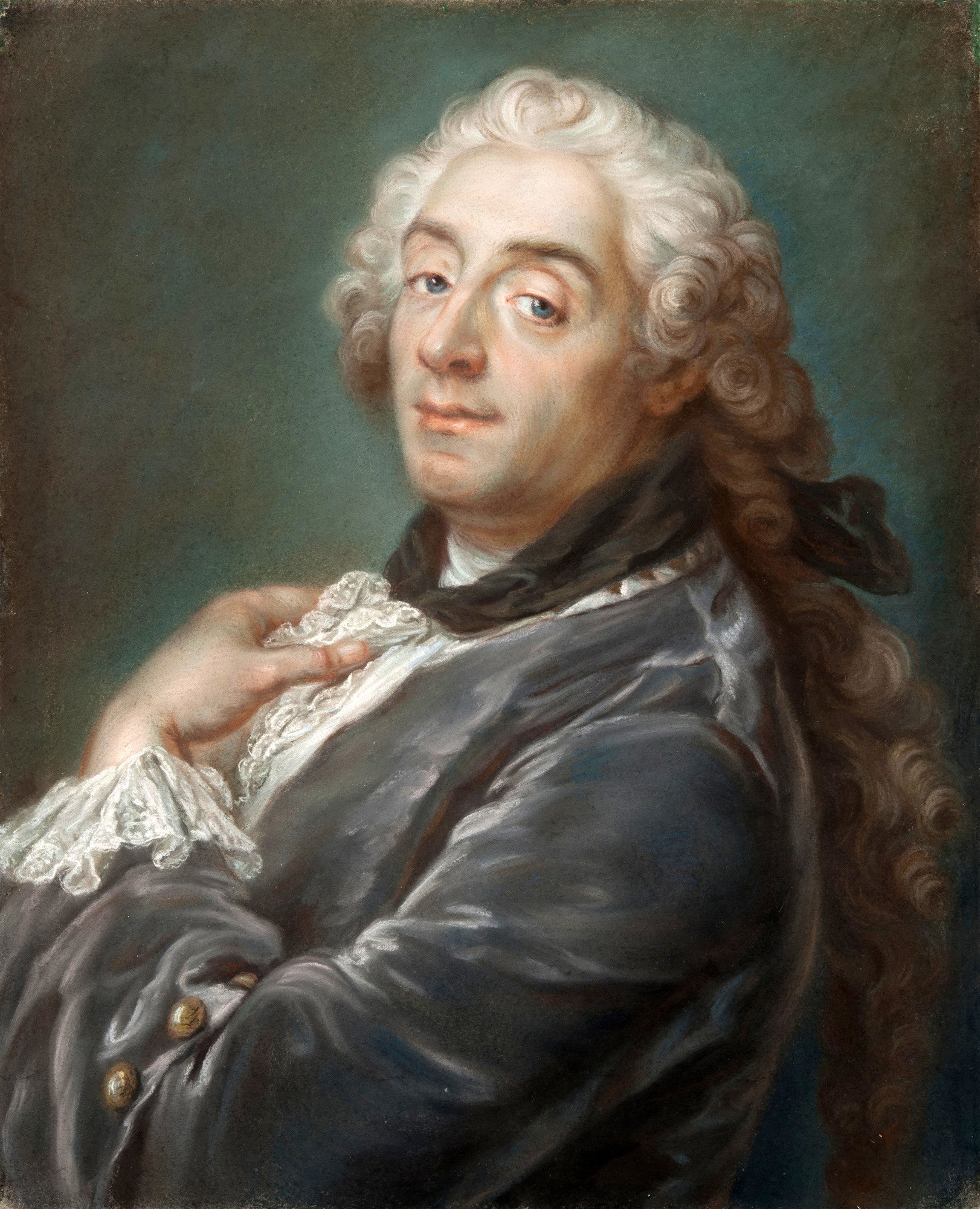 Retrato de um homem com peruca branca, casaco azul acinzentado e camisa de renda, atribuído a François Boucher. A imagem apresenta um fundo verde escuro e o homem olha diretamente para o espectador.