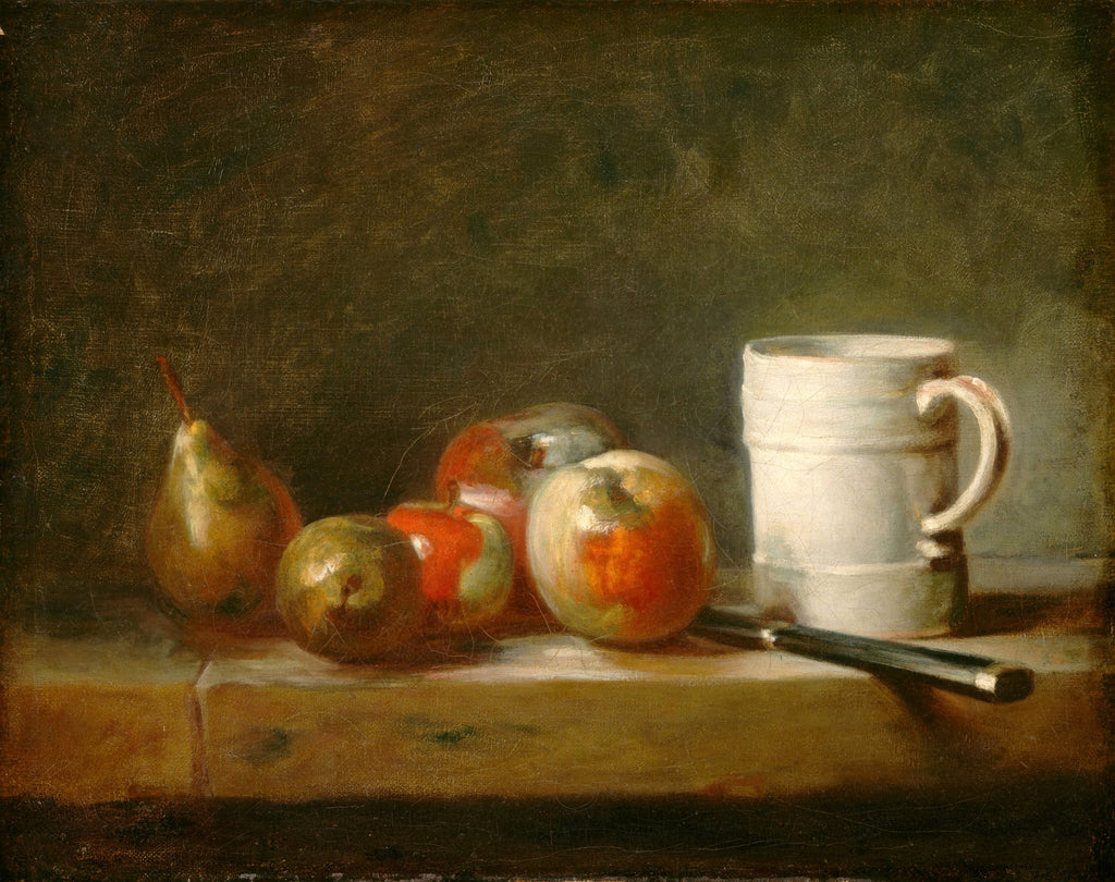 Natureza-morta de François Boucher com peras, maçãs e uma caneca branca sobre uma superfície de madeira, fundo escuro. Iluminação suave e detalhes realistas.