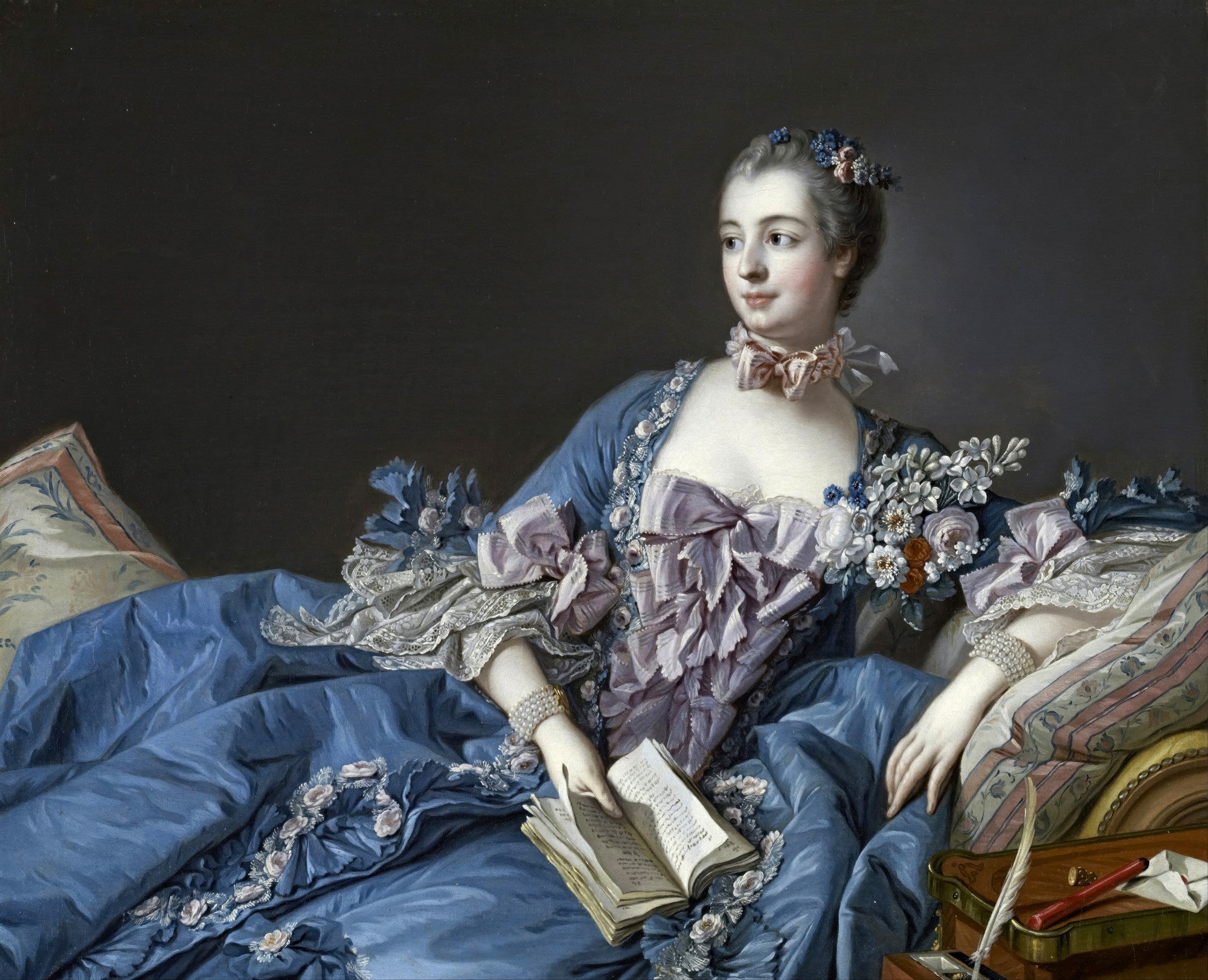 Retrato de Madame de Pompadour, pintado por François Boucher, vestindo um vestido azul suntuoso com laços e flores, segurando um livro