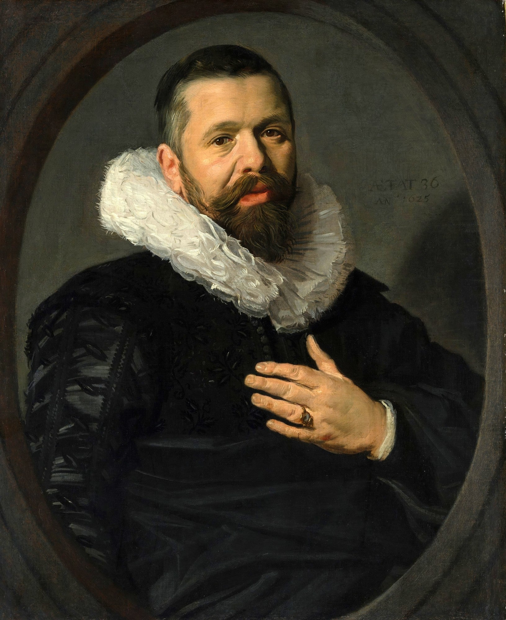 Retrato de um Homem de Frans Hals, com barba e bigode, usando um rufo branco e uma veste escura, emoldurado por um oval marrom escuro. A mão direita do homem repousa sobre o peito.
