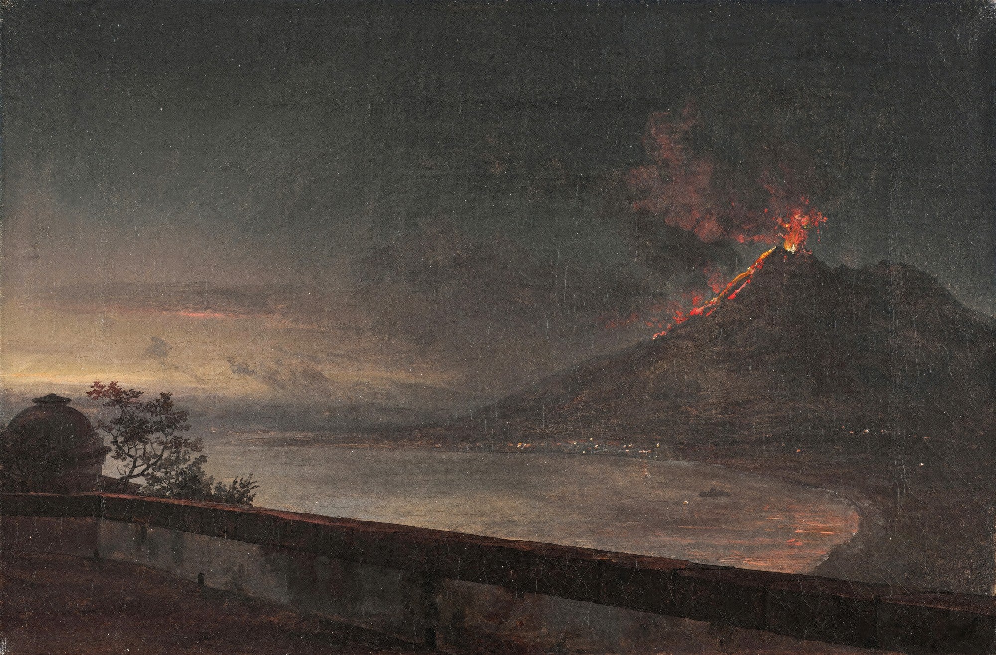 Pintura a óleo mostrando uma erupção vulcânica noturna do Monte Vesúvio, com lava escorrendo e fumaça vermelha no céu escuro, vista de uma varanda com um lago e cidade iluminada ao fundo. Atribuído a Pierre-Jacques Volaire.
