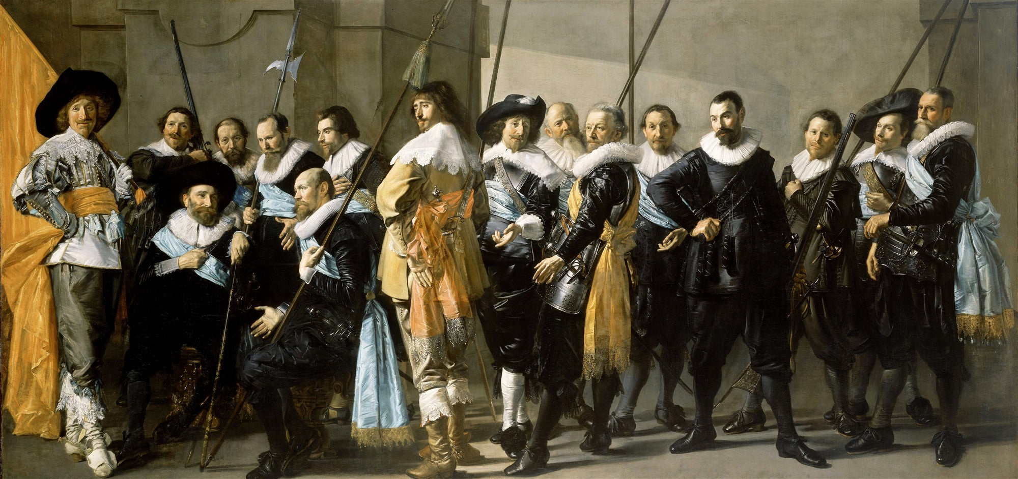 Quadro de grupo pintado por Frans Hals, retratando quinze homens da guarda cívica holandesa, com vestimentas elegantes do século XVII em tons de preto, cinza, bege e azul claro, posando com lanças e espadas em um ambiente interno. A composição é dinâmica, com figuras em diferentes planos e expressões variadas.