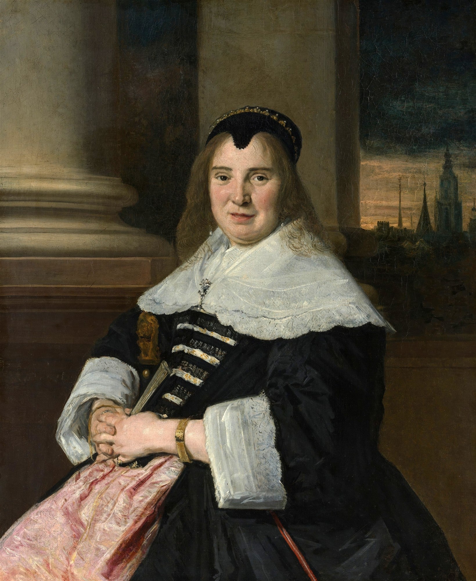 Retrato de uma mulher de meia-idade, vestida com trajes escuros e gola branca rendada, sentada em frente a uma coluna e paisagem urbana ao fundo, pintado por Frans Hals.