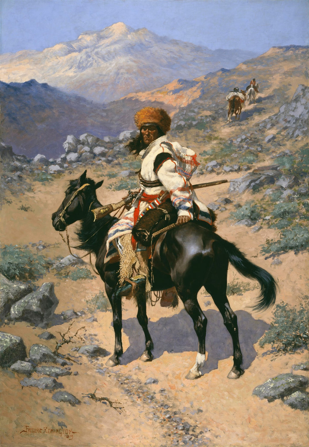 Quadro decorativo 'O Batedor' de Frederic Remington, mostrando um homem a cavalo em paisagem montanhosa rochosa, com chapéu de pele e rifle, outros cavaleiros ao fundo, sob céu azul claro.