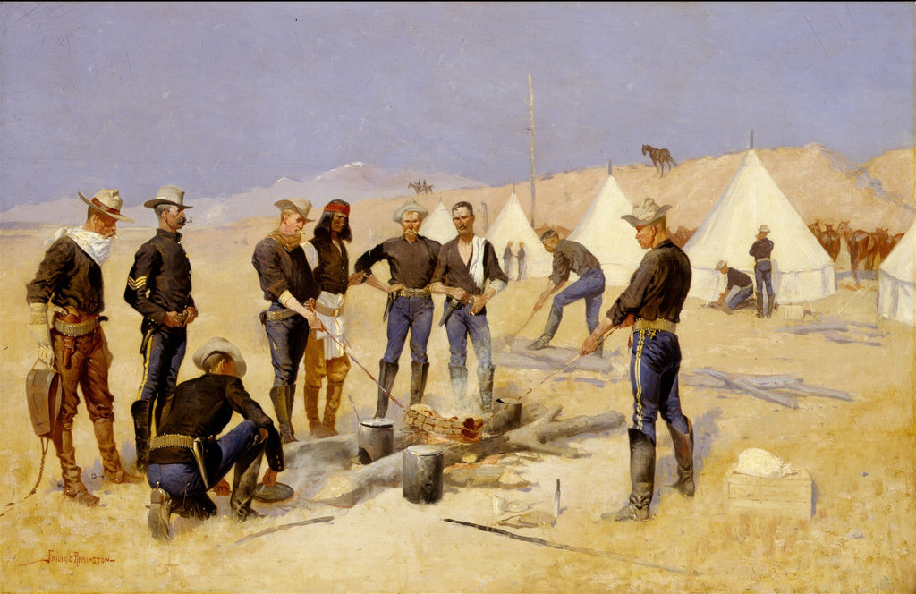 Pintura de Frederic Remington mostrando um grupo de homens do Velho Oeste, incluindo soldados e nativos americanos, ao redor de uma fogueira cozinhando em um acampamento com tendas brancas ao fundo em uma paisagem árida.