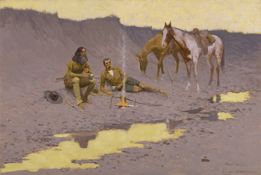 Quadro decorativo "A Fogueira de Caça" de Frederic Remington, mostrando dois homens e dois cavalos acampados ao redor de uma fogueira, com poças d'água refletindo o céu dourado.