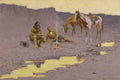 Quadro decorativo "A Fogueira de Caça" de Frederic Remington, mostrando dois homens e dois cavalos acampados ao redor de uma fogueira, com poças d'água refletindo o céu dourado.