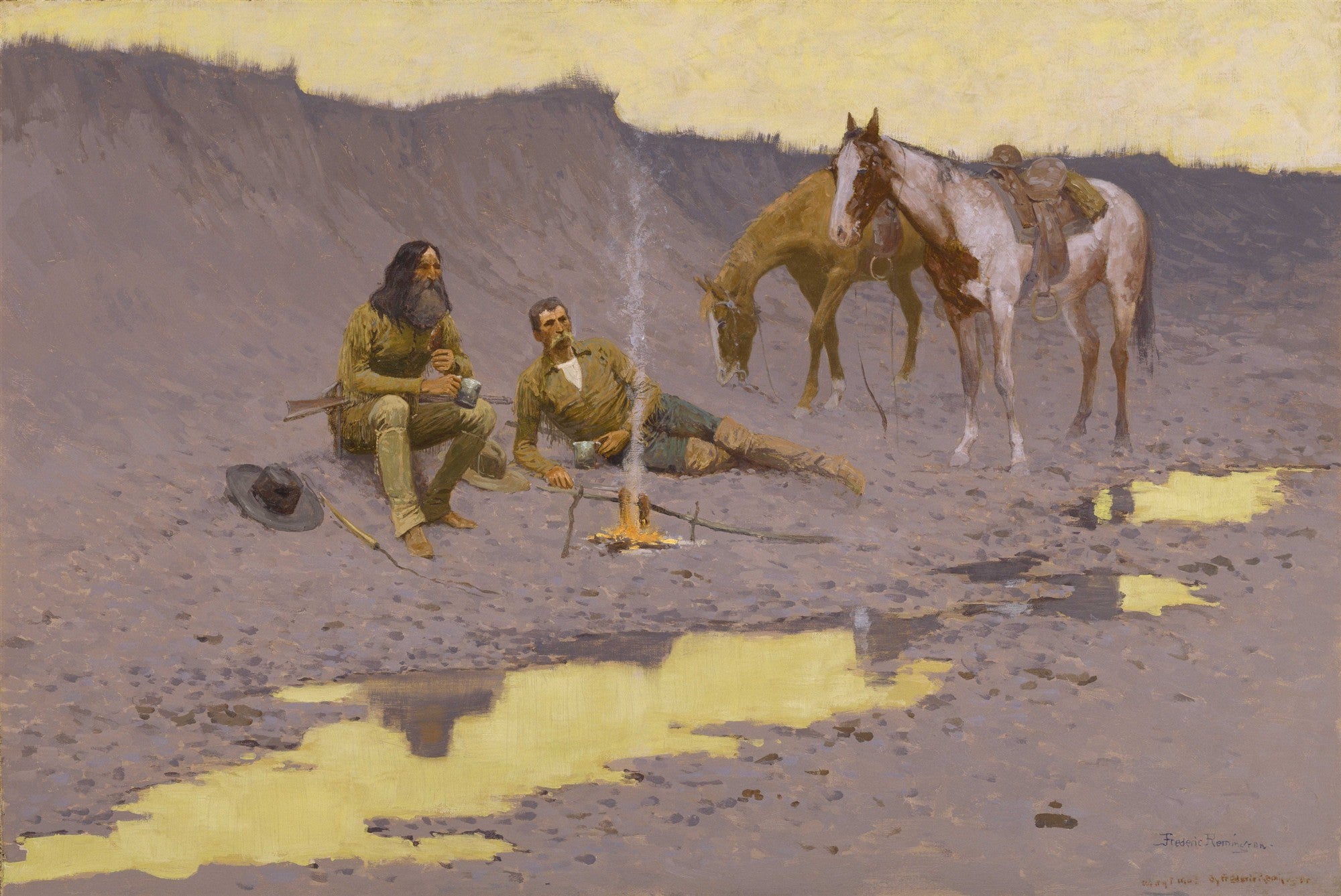 Quadro decorativo "A Fogueira de Caça" de Frederic Remington, mostrando dois homens e dois cavalos acampados ao redor de uma fogueira, com poças d'água refletindo o céu dourado.