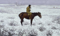 Quadro decorativo mostrando um indígena montado a cavalo em uma paisagem nevada e invernal, com tendas tipi ao fundo, obra de Frederic Remington.