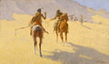 Quadro de Frederic Remington 'A Conversa', representando dois cavaleiros em cavalos em um deserto dourado, com montanhas ao fundo e outros cavaleiros distantes.
