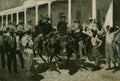 Pintura de Frederic Remington mostrando uma multidão celebrando a chegada de figuras a cavalo, em frente a um edifício colonial branco com colunas. Predominam tons de cinza e preto, com detalhes em branco e marrom. A cena é dinâmica, com pessoas acenando e gesticulando.