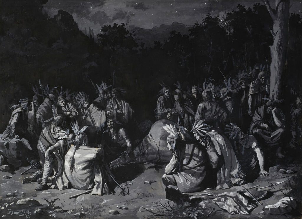 Quadro monocromático de Frederic Remington, 'A Reunião Secreta', mostrando um grupo de nativos americanos reunidos à noite sob um céu estrelado, com montanhas e árvores ao fundo. A cena é dramática e íntima.