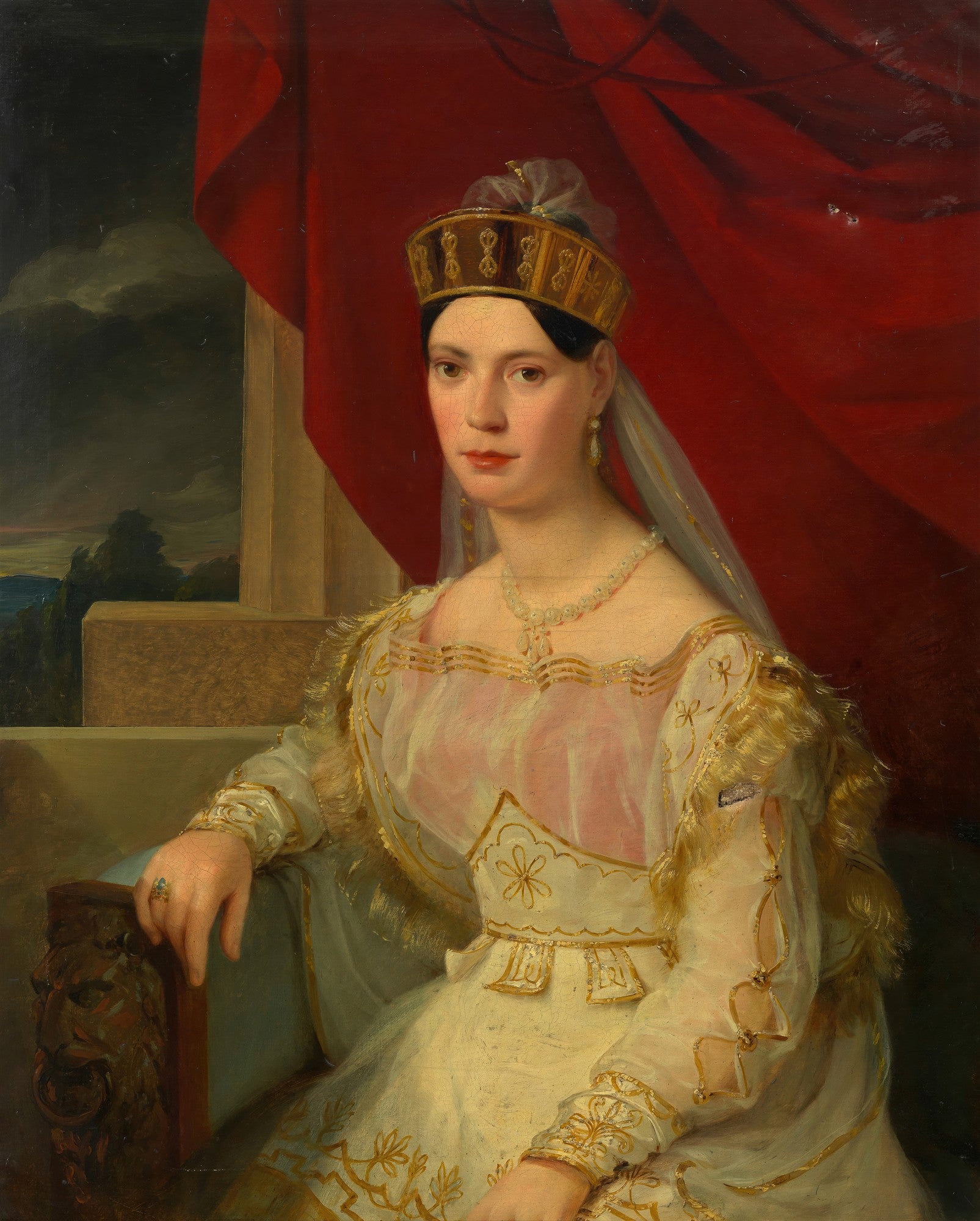 Retrato de uma mulher com touca dourada e vestimenta ornamentada, atribuído a Friedrich von Amerling. Ela possui um olhar penetrante e está sentada, com uma cortina vermelha ao fundo e uma paisagem distante visível através de uma abertura.