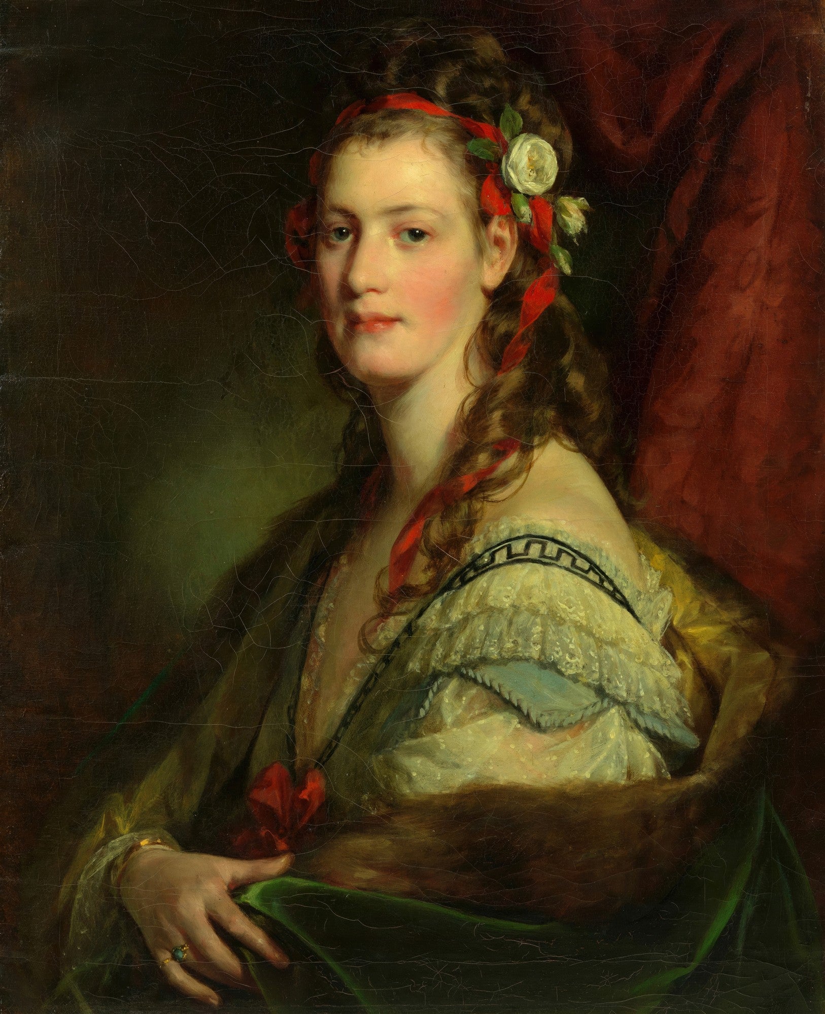 Retrato a óleo de uma jovem com cabelos castanhos ondulados, enfeitados com fitas vermelhas e uma rosa branca. Ela usa um vestido de renda e uma estola de pele, com um fundo escuro e uma cortina vermelha.