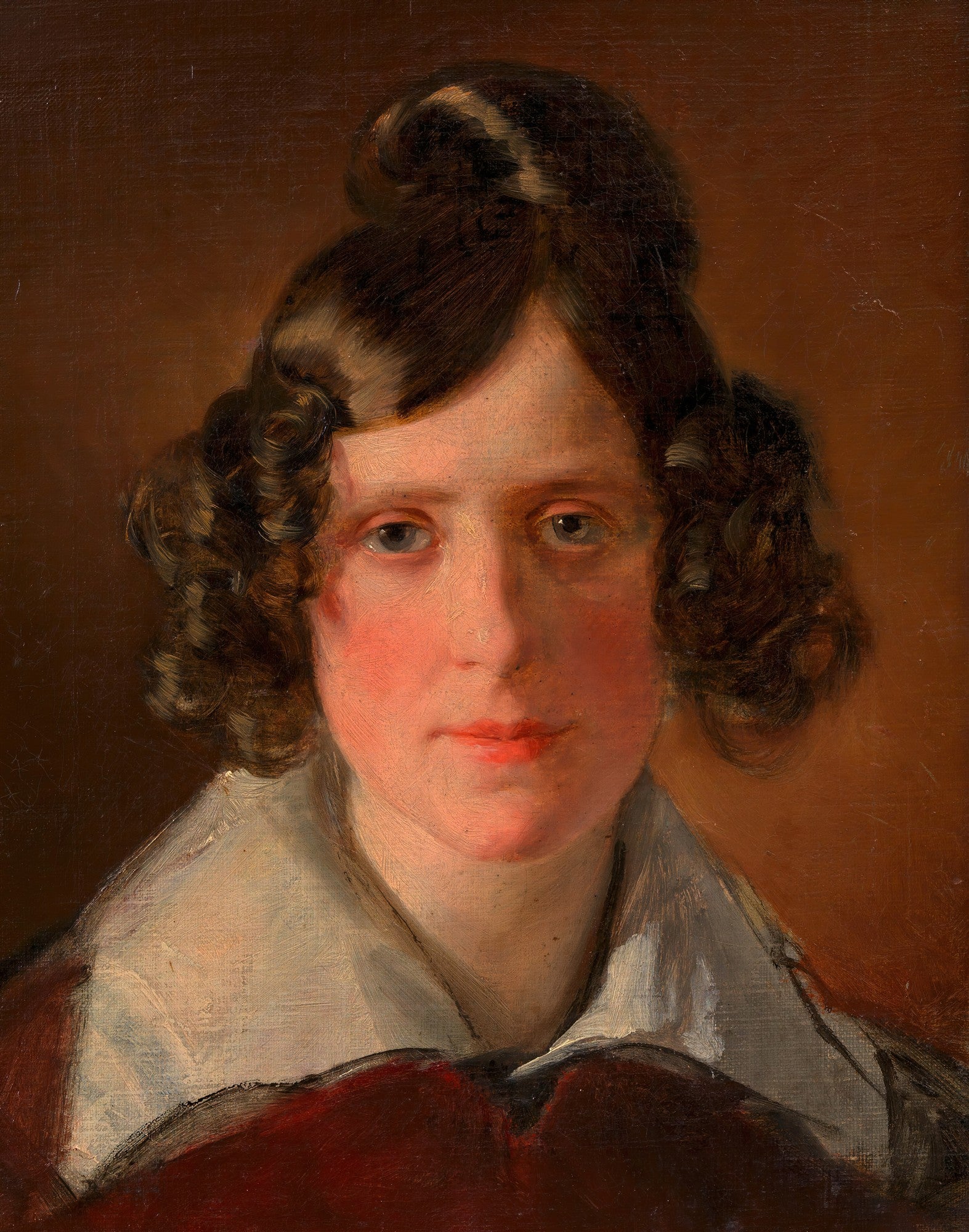 Retrato de uma jovem mulher com cabelos escuros e cacheados, olhos azuis, bochechas rosadas e lábios avermelhados, vestindo uma gola branca sobre um tecido vermelho. O fundo é marrom.