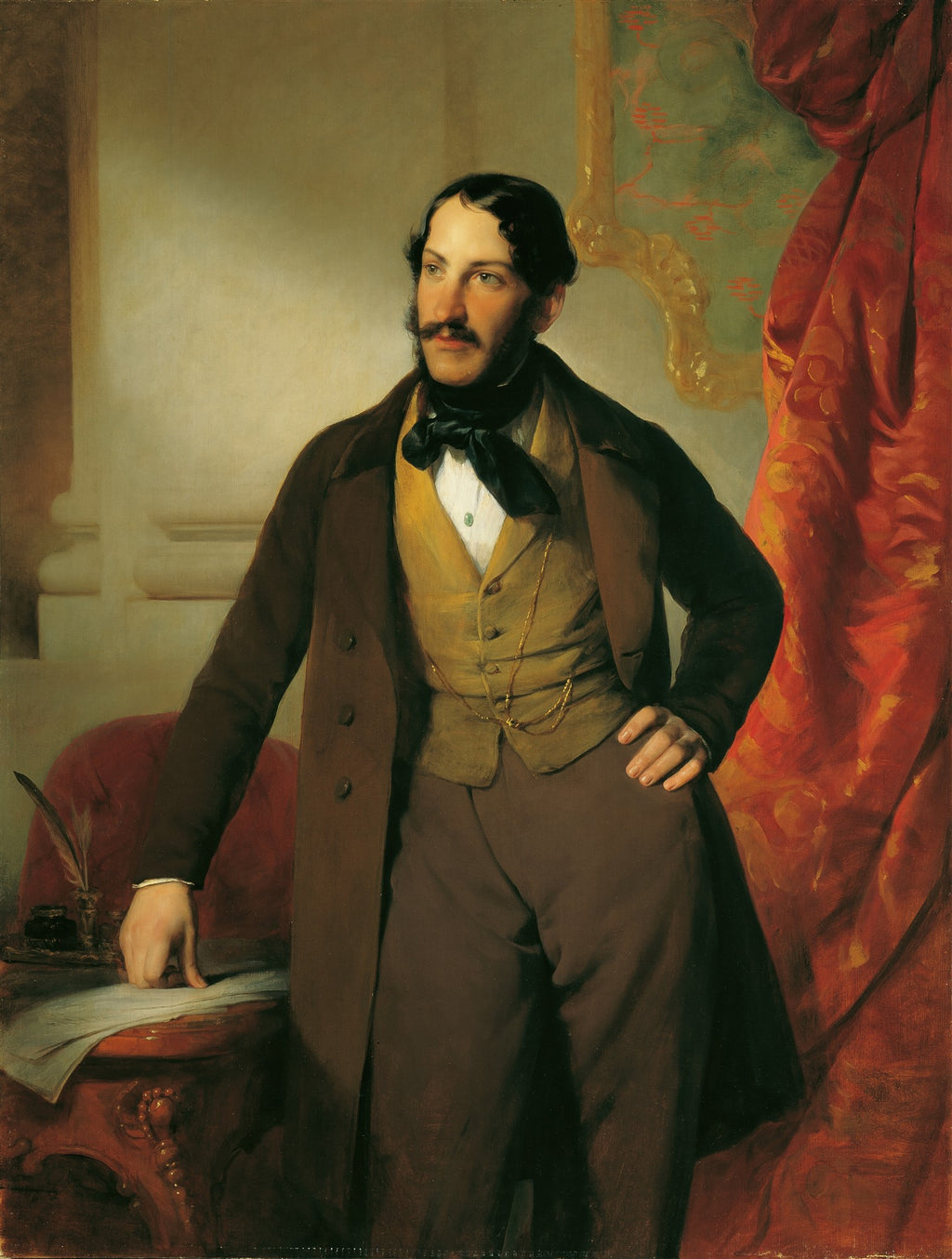 Retrato de um jovem cavalheiro com bigode e cavanhaque, vestindo traje formal do século XIX, incluindo casaco marrom, colete amarelo e lenço preto, apoiado em uma mesa com um tinteiro e pena. Ao fundo, uma cortina vermelha e uma moldura dourada.
