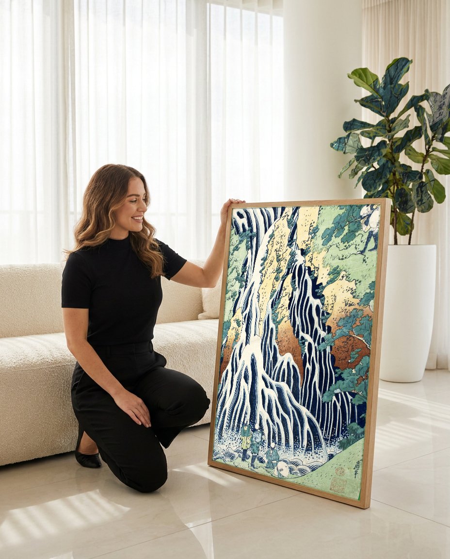 Quadro Decorativo A Cachoeira de Kirifuri - Hokusai com modelo em ambiente