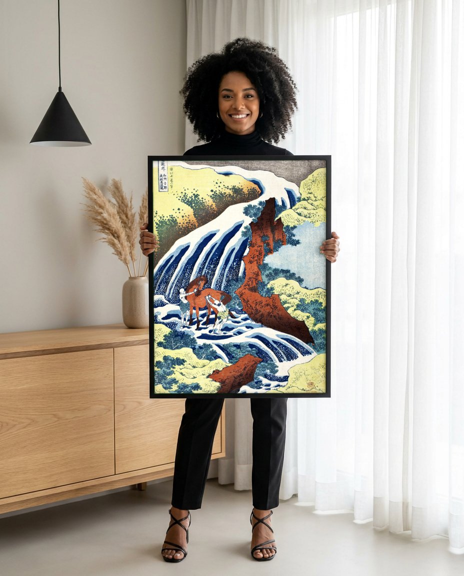 Quadro Decorativo A Cachoeira de Kirifuri - Hokusai com modelo em ambiente