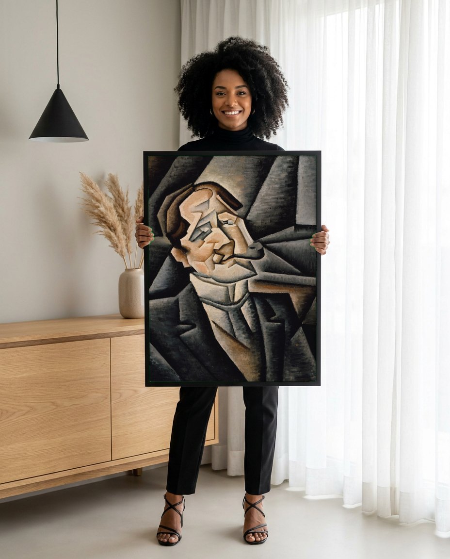 Quadro Decorativo Retrato Cubista - Juan Gris | modelo apresentando o quadro emoldurado