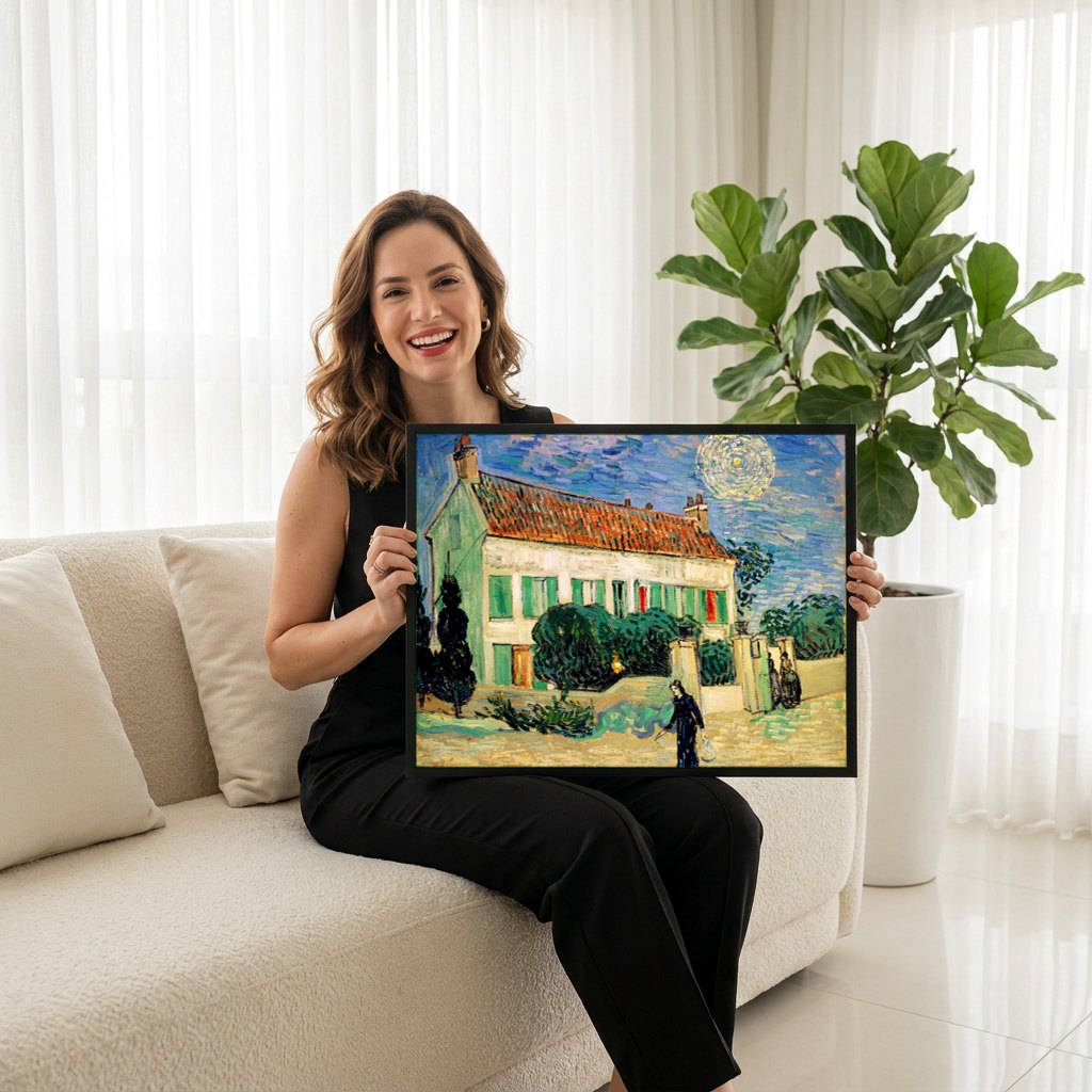 Quadro Decorativo A Casa Amarela - Van Gogh | modelo apresentando o quadro emoldurado