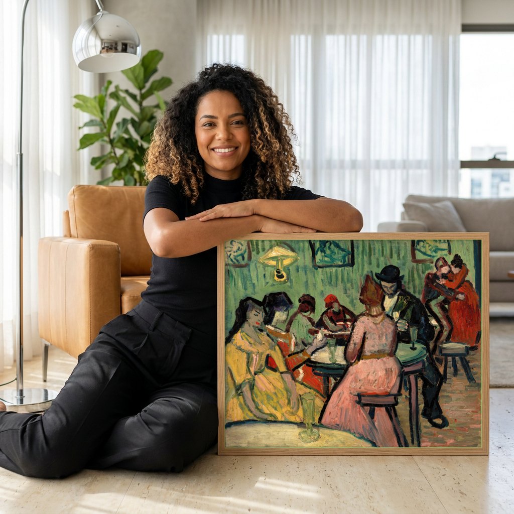 Quadro Decorativo O Café Noturno - Van Gogh | modelo apresentando o quadro emoldurado