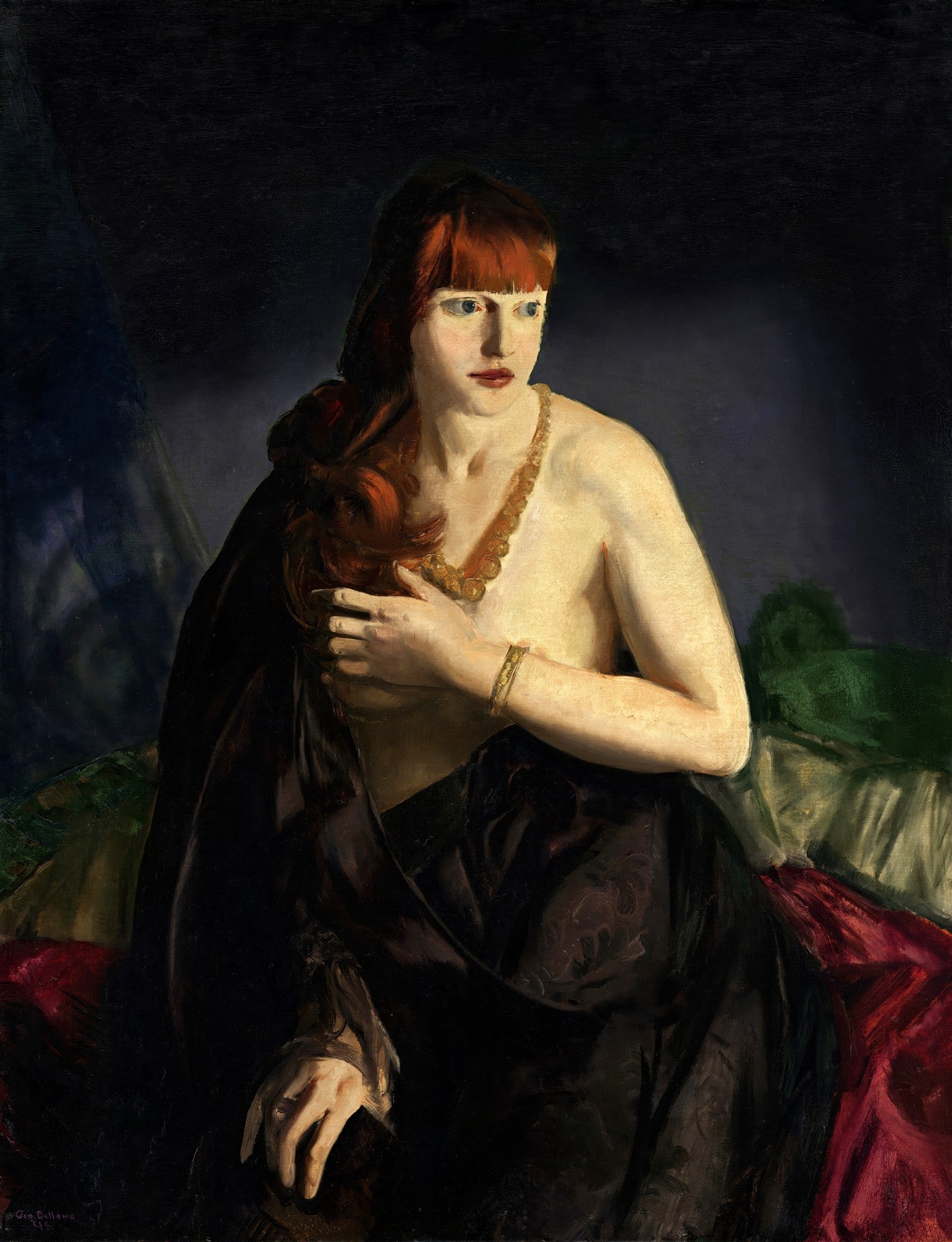 Retrato de mulher ruiva sentada, com manto escuro e joias douradas, em fundo escuro, por George Bellows