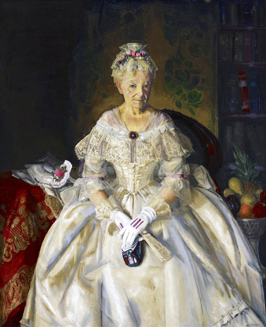 Retrato a óleo de uma senhora idosa com vestido de gala branco e rendas, sentada, com luvas brancas e um leque na mão, em um ambiente escuro com estante de livros ao fundo, atribuído a George Bellows.