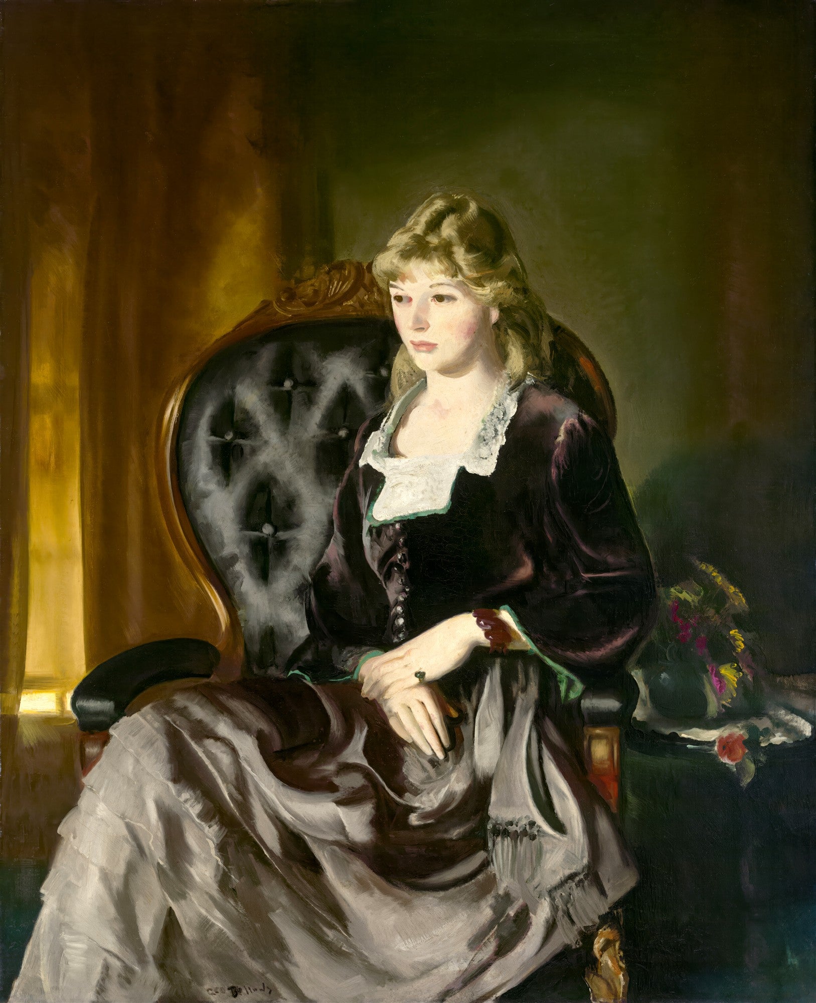 Retrato de uma mulher jovem, loira, sentada em uma poltrona escura, vestindo um vestido de veludo escuro com detalhes brancos. A luz incide sobre seu rosto e mãos, enquanto o fundo é escuro com tons terrosos.