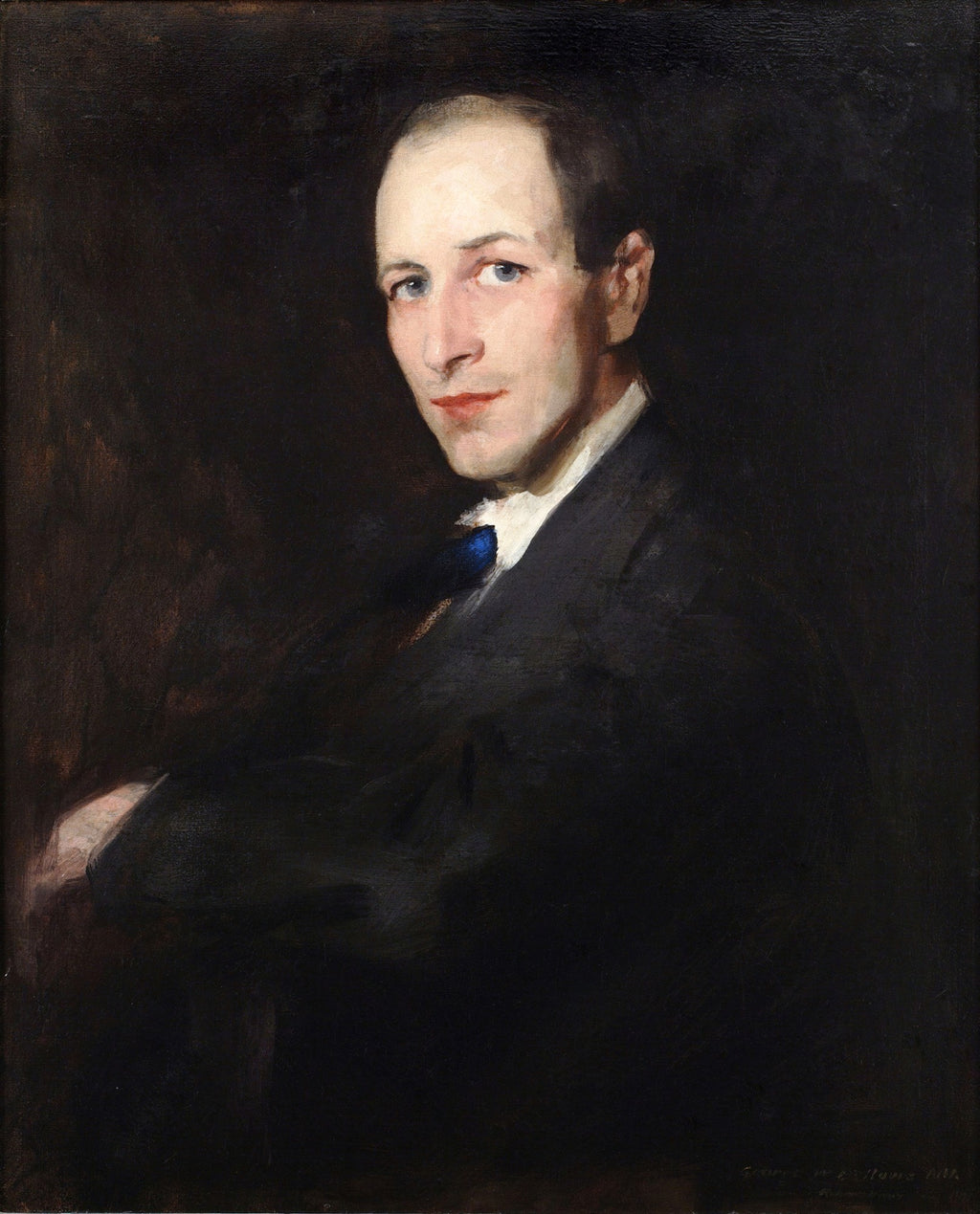 Retrato de um homem com terno escuro e gravata azul, atribuído a George Bellows, em fundo escuro, olhando para o espectador