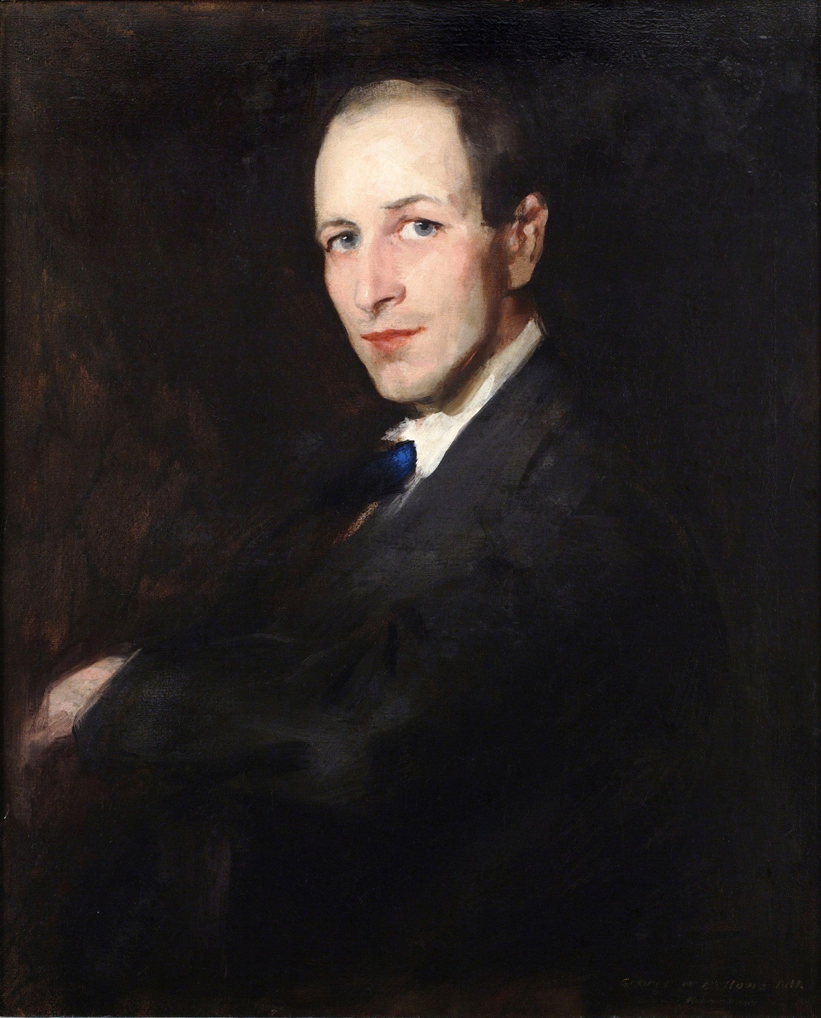 Retrato de um homem com terno escuro e gravata azul, atribuído a George Bellows, em fundo escuro, olhando para o espectador
